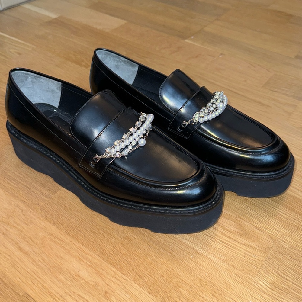 NWOT Stuart Weitzmen Pearldrop Embellished Platform Loafers size 9.5